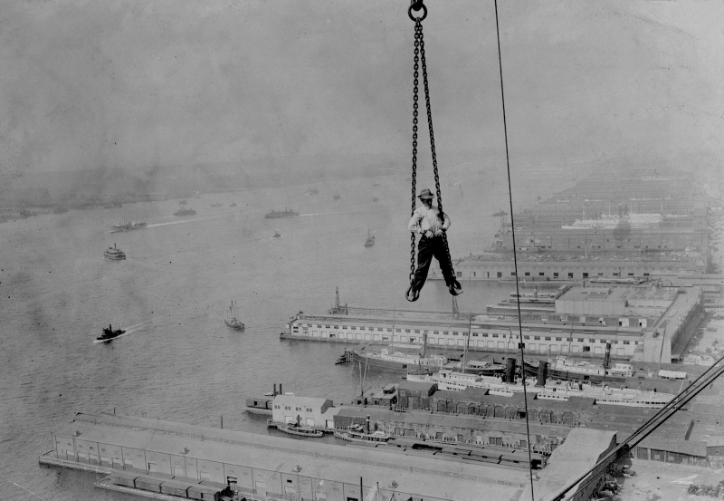Illustration for article titled Death-Defying Photos Of Skyscraper Construction Workers Goofing Around